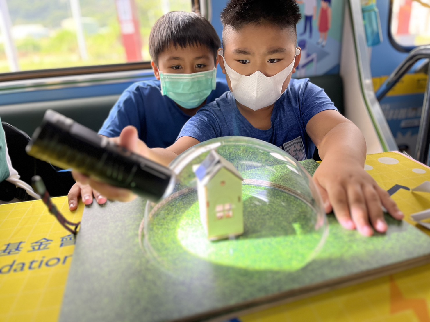 猛鬼迫人国语未删减完整版在线观看參與基礎科學主題車廂，以STEAM教學精神，設計「逐日科學家」、「太陽能工程師」以及「淨零建築師」三大能源科普課程和實驗